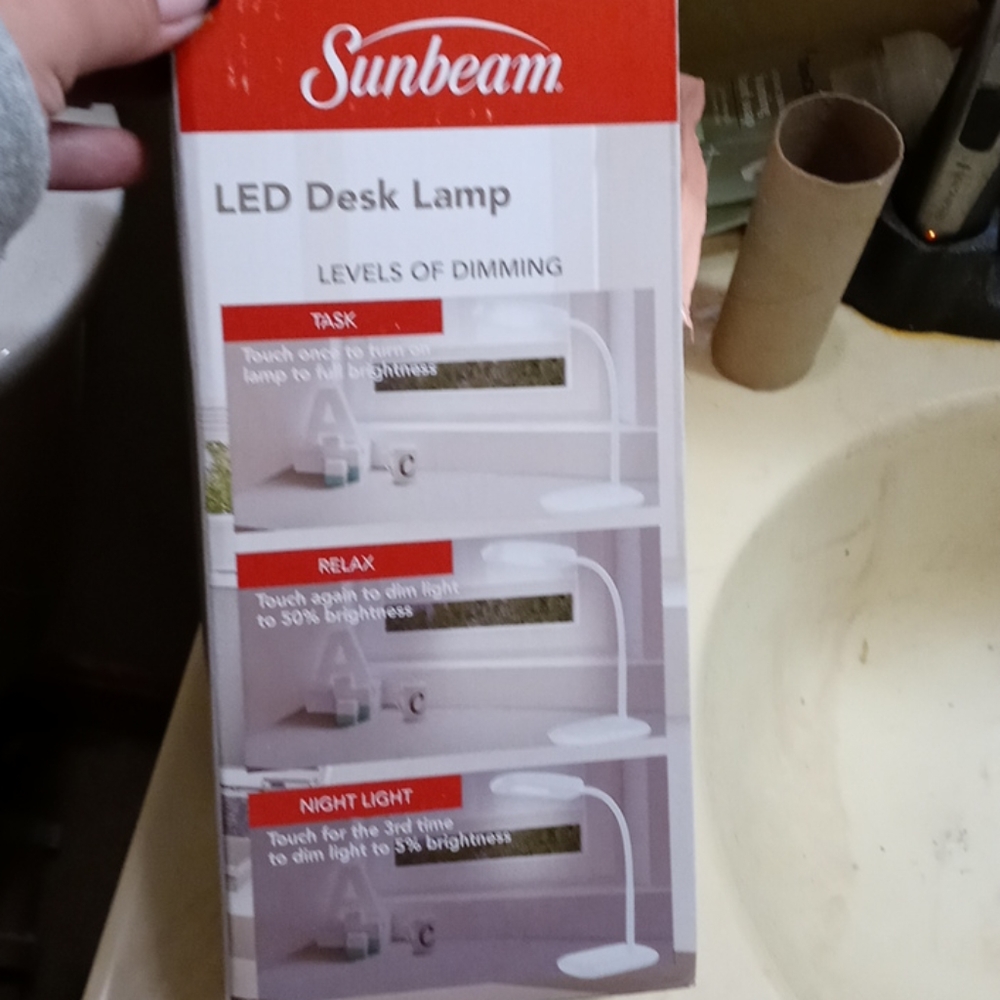 Small makeup desk lamp - Picture 3 of 4
